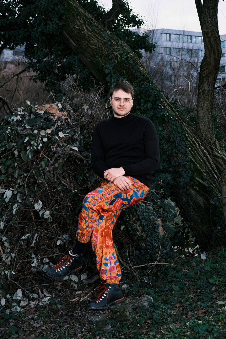 Basil Zecchinel sitting in front of a tree
